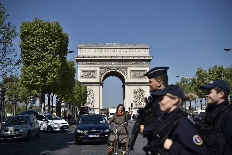 Texto de defesa do EI &eacute; encontrado perto de atirador da Champs Elys&eacute;es