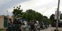 Insurgentes talibãs executaram um ataque coordenado contra a base militar