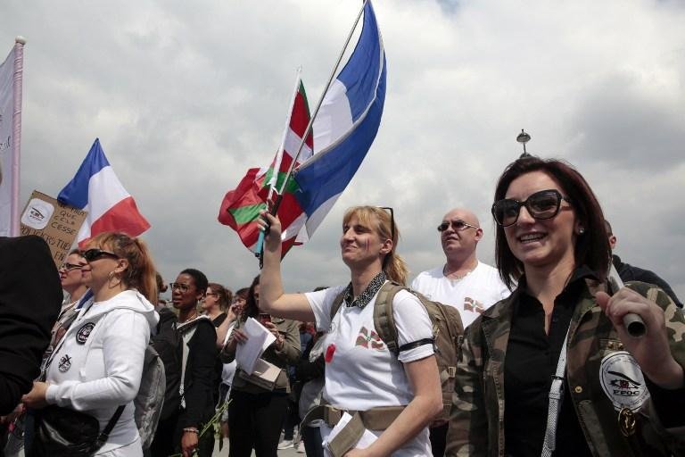 Mulheres protestam contra ataque a policiais na Fran&ccedil;a