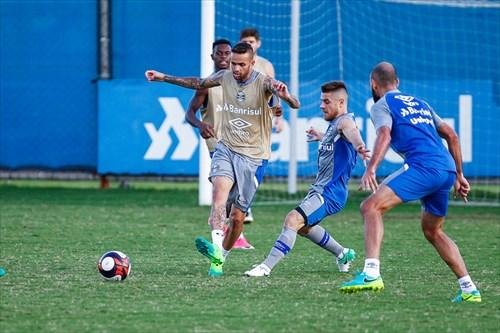 Gr&ecirc;mio fecha treino, mas deve ter for&ccedil;a m&aacute;xima contra Novo Hamburgo 