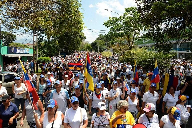 Oposi&ccedil;&atilde;o marcha em sil&ecirc;ncio ap&oacute;s dist&uacute;rbios na Venezuela