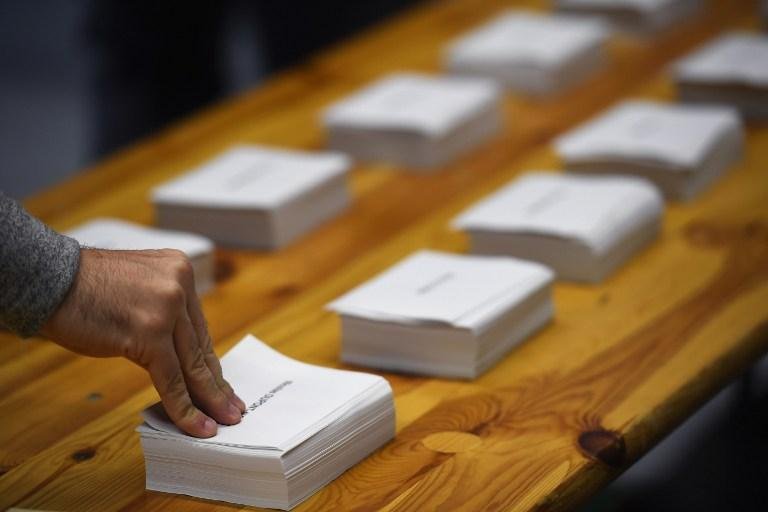 Eleitor pega uma c&eacute;dula em local de vota&ccedil;&atilde;o em Rennes, Oeste da Fran&ccedil;a