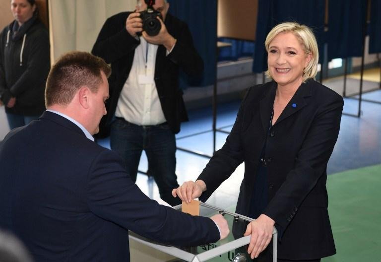 Ultradireitista Marine Le Pen votou no distrito de H&eacute;nin-Beaumont