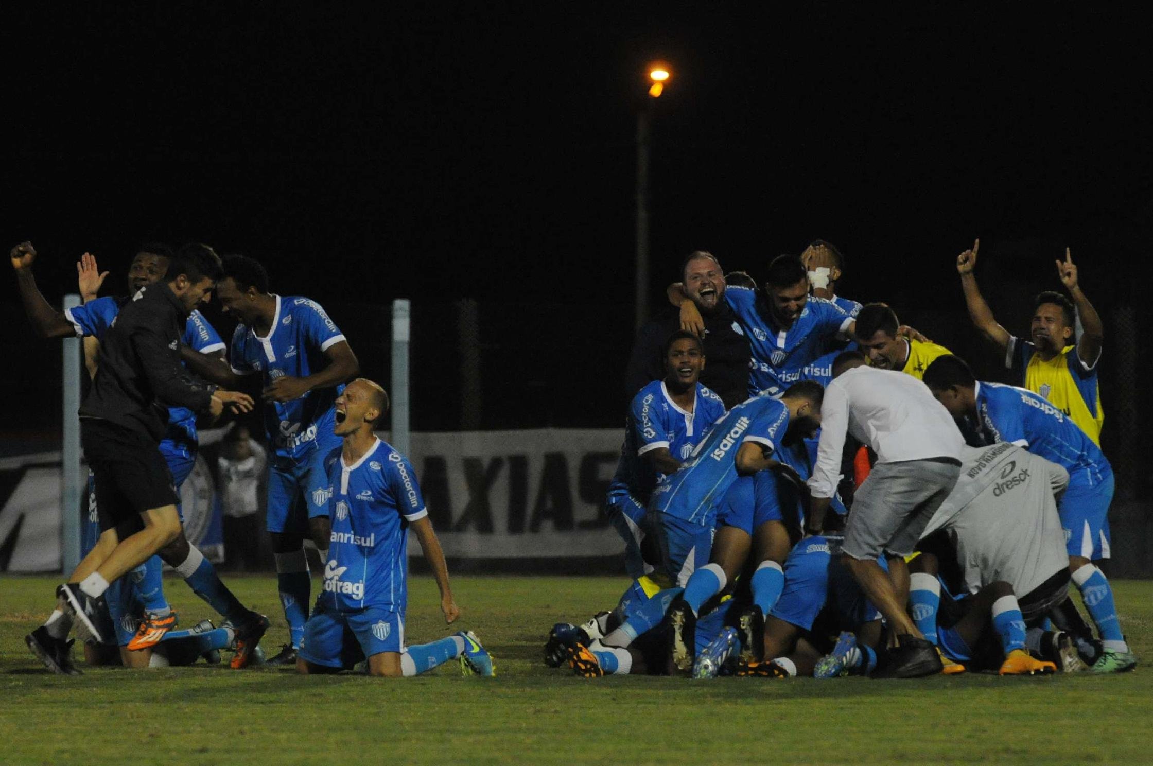	Equipe do Vale do Sinos buscou o 1 a 1 e superou o Tricolor por 7 a 6 nas penalidades