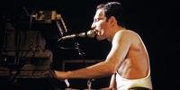 Mercury morreu aos 45 anos, em Londres, em novembro de 1991, de uma pneumonia agravada pela Aids