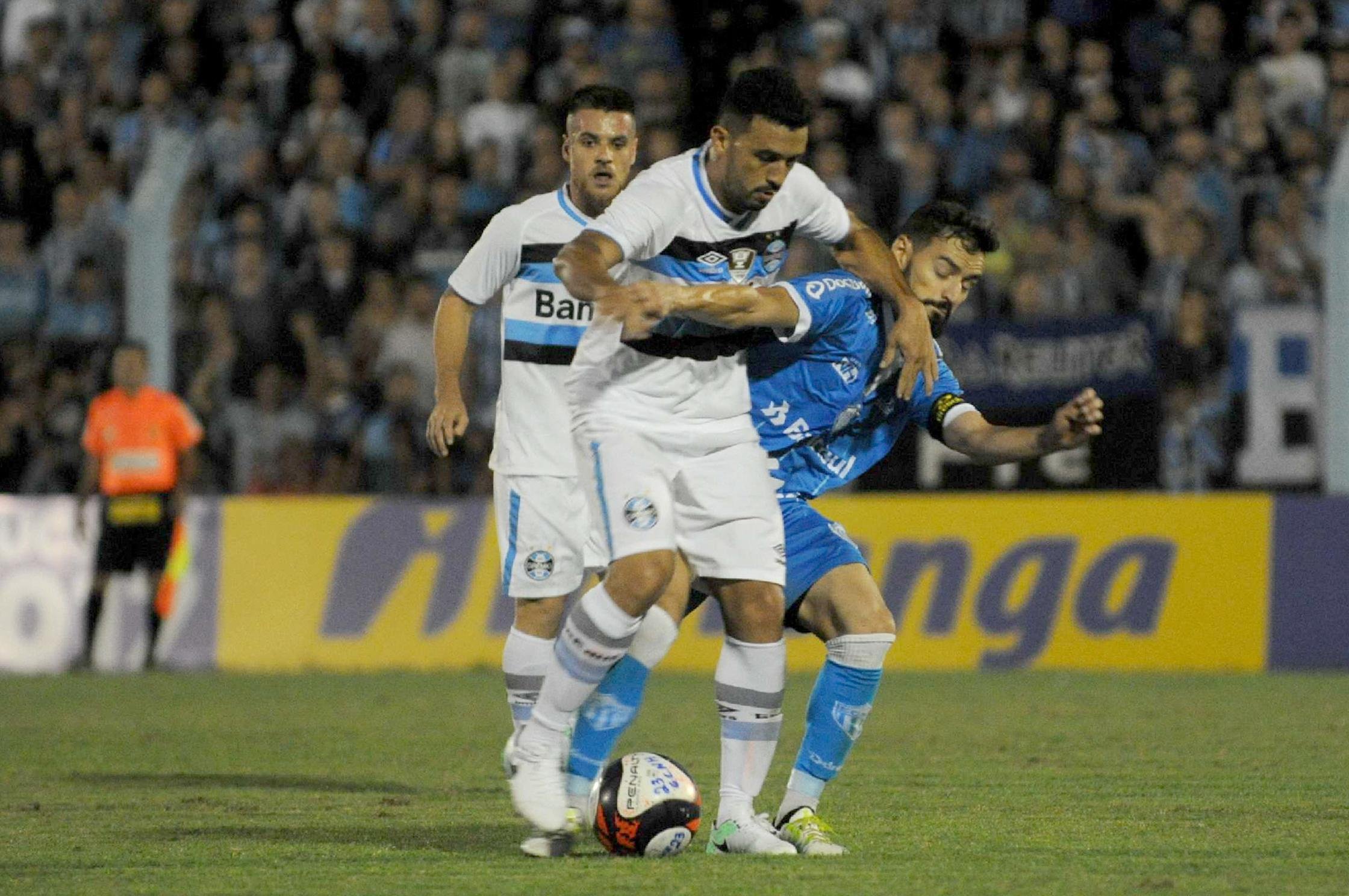 Jogador saiu do jogo contra o Novo Hamburgo reclamando de dores