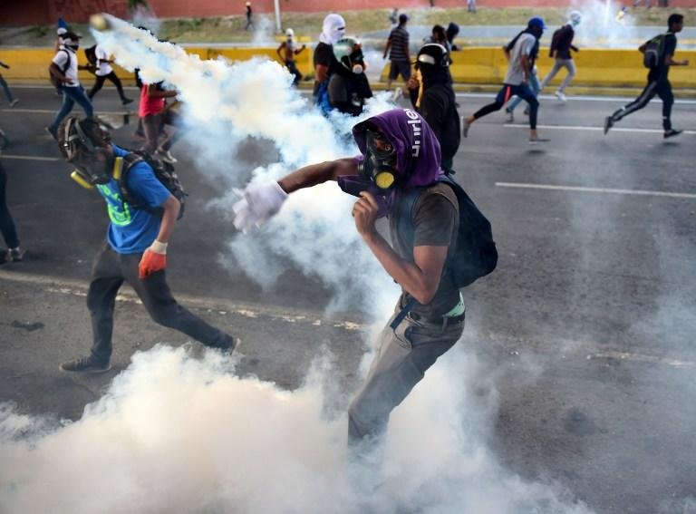 Confronto se deu pr&oacute;ximo a local onde milhares fazem vig&iacute;lia contra o presidente Nicol&aacute;s Maduro