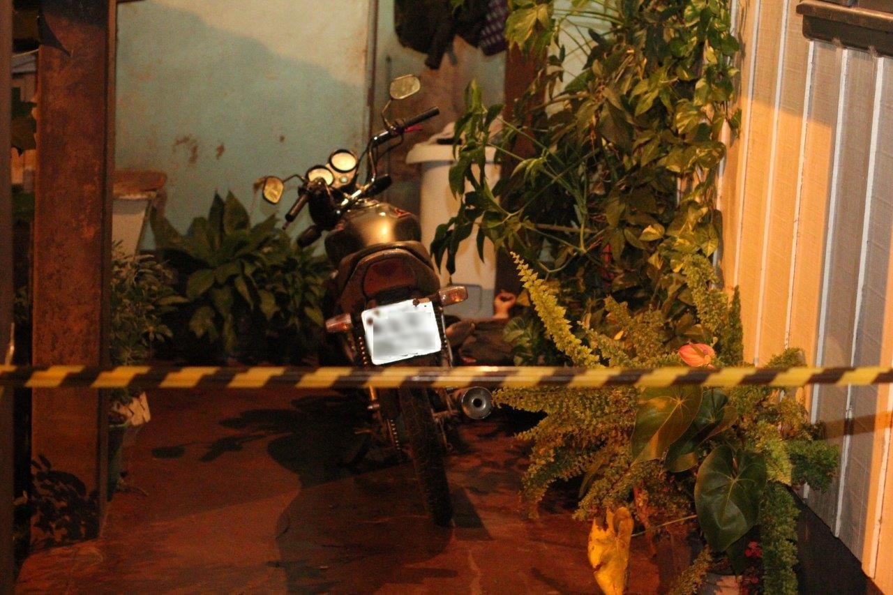 V&iacute;tima de 39 anos sofreu ao menos sete disparos, feitos por dupla que chegou de moto