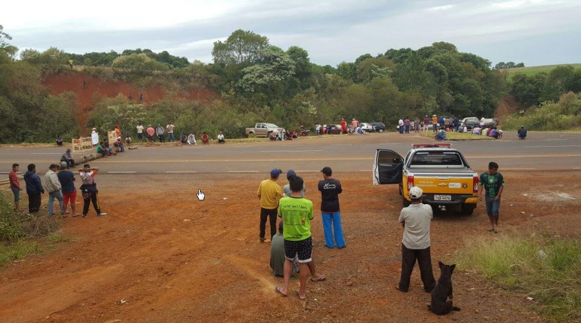 Pelo segundo dia consecutivo, grupo protesta no km 32 e mant&eacute;m tr&aacute;fego liberado a cada uma hora