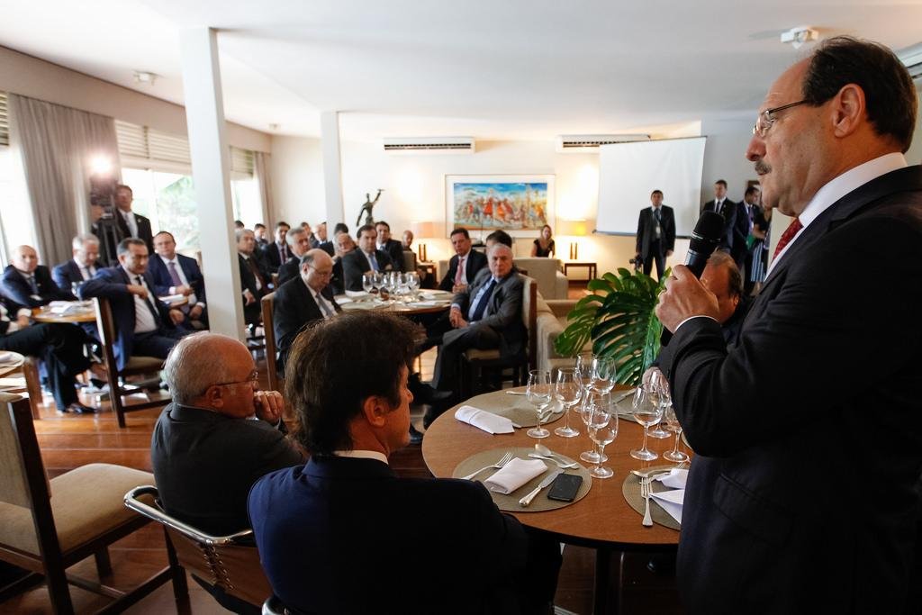 Governador Jos&eacute; Ivo Sartori usa a palavra na reuni&atilde;o com Temer