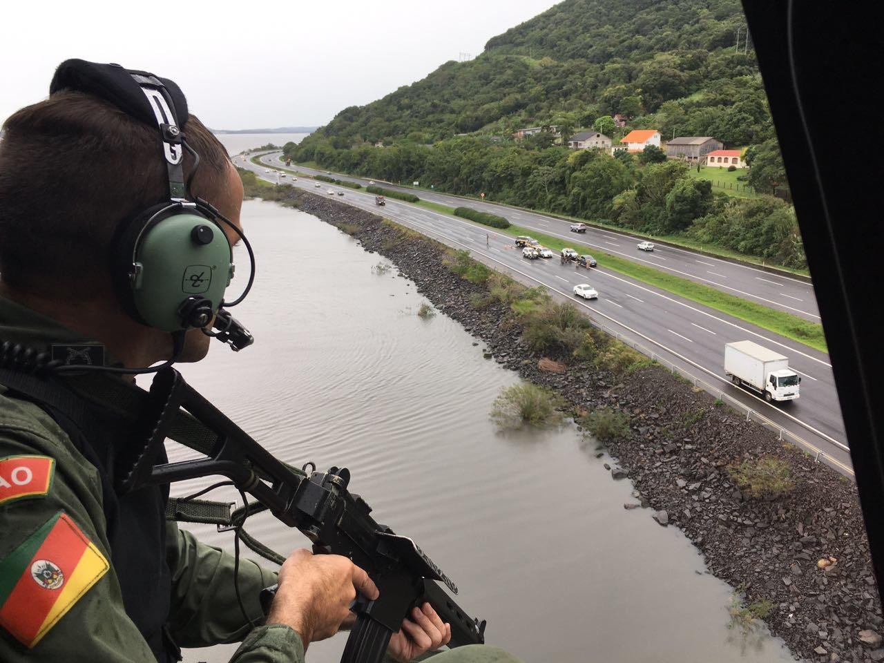 Ap&oacute;s persegui&ccedil;&atilde;o de 80 quil&ocirc;metros, assaltantes s&atilde;o presos na freeway