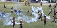 Índígenas protestam no Congresso Nacional e polícia reage com gás lacrimogêneo