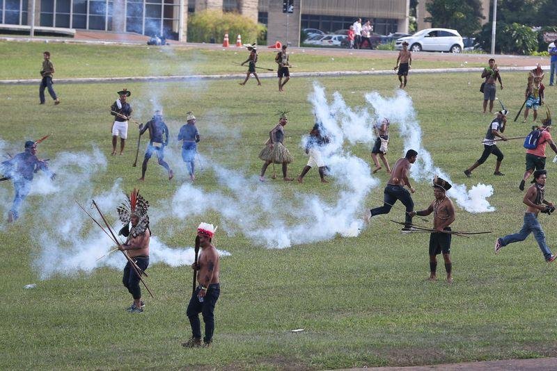 &Iacute;nd&iacute;genas protestam no Congresso Nacional e pol&iacute;cia reage com g&aacute;s lacrimog&ecirc;neo