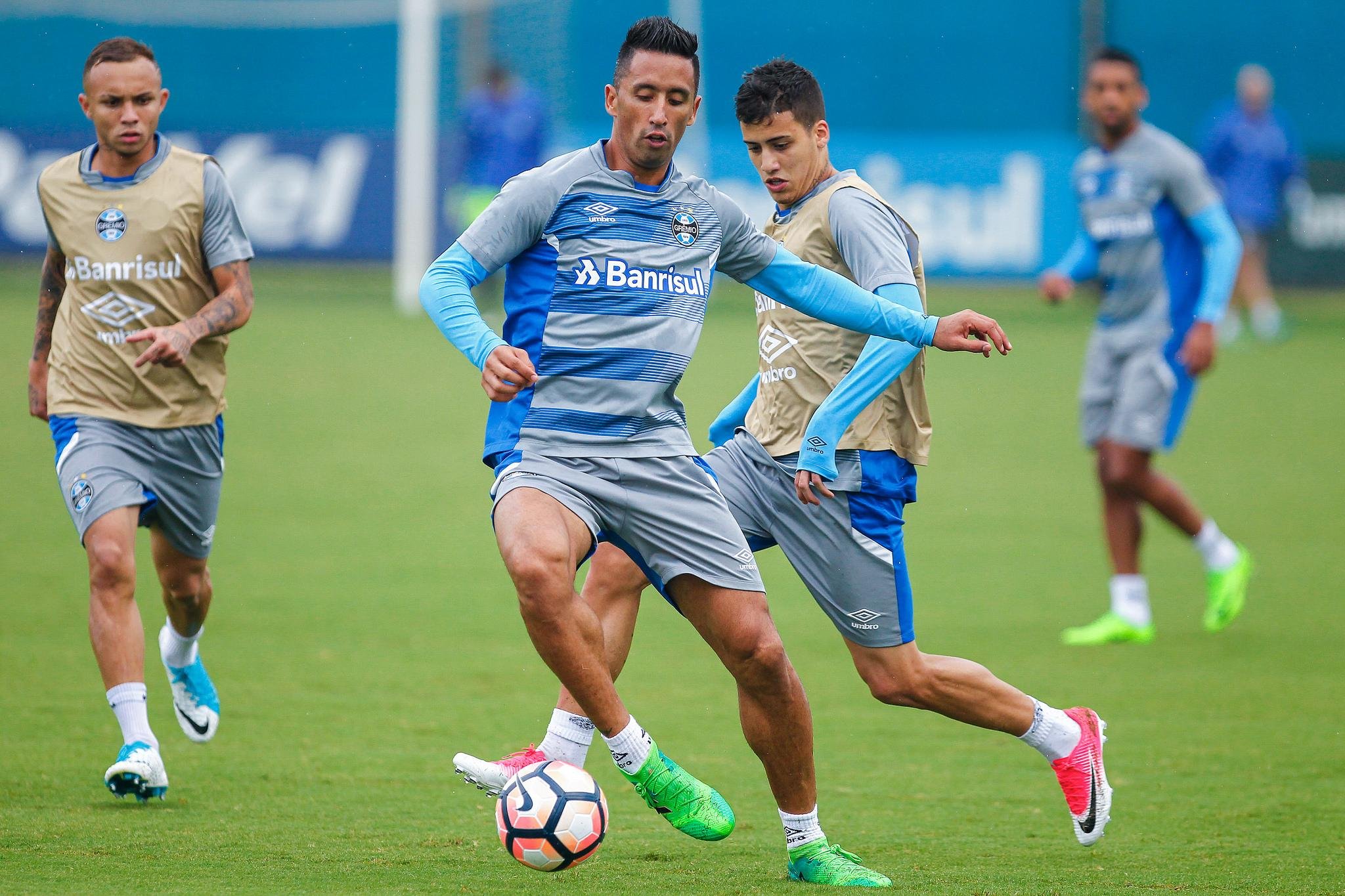 Renato comanda treino de evolu&ccedil;&atilde;o ofensiva e finaliza&ccedil;&atilde;o de jogadas