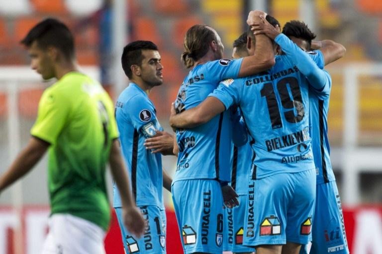 Chilenos garantiram tr&ecirc;s pontos no lance final da partida e embolaram grupo do Gr&ecirc;mio