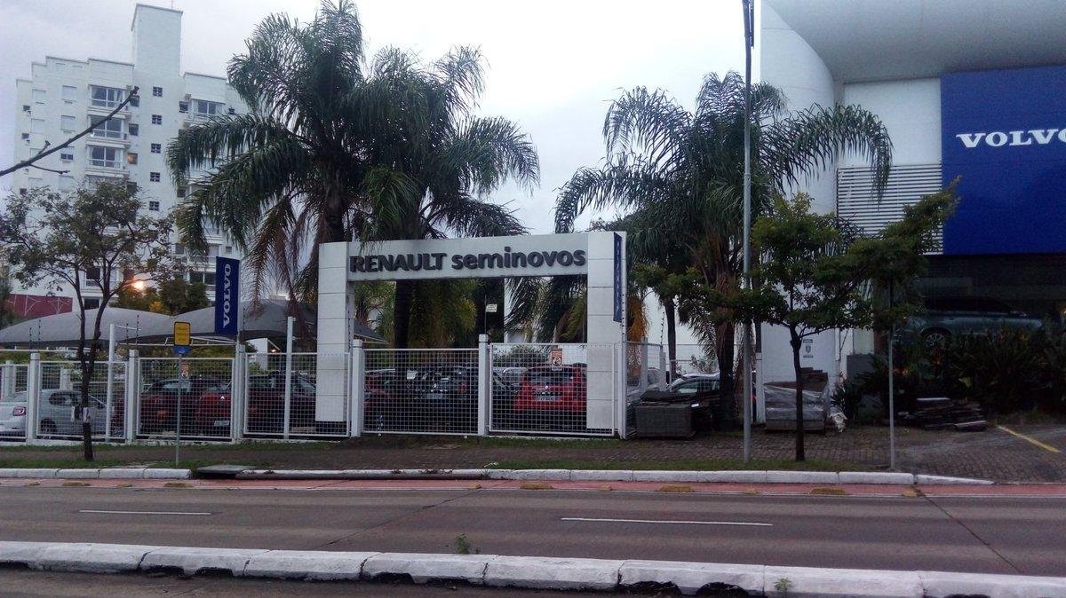 Suspeitos teriam roubado um carro do estabelecimento que fica no bairro Azenha 