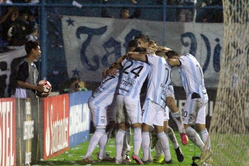 Tucum&aacute;n bate Jorge Wilstermann e embola grupo do Palmeiras na Libertadores