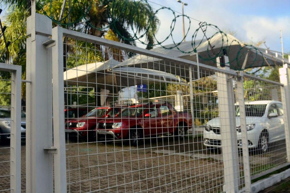 Assaltantes cortaram o cadeado do port&atilde;o 
