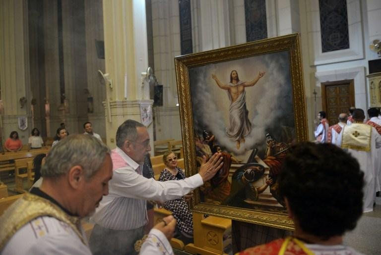 Devotos fizeram missa em igreja do Cairo na segunda-feira, antes da visita do Papa