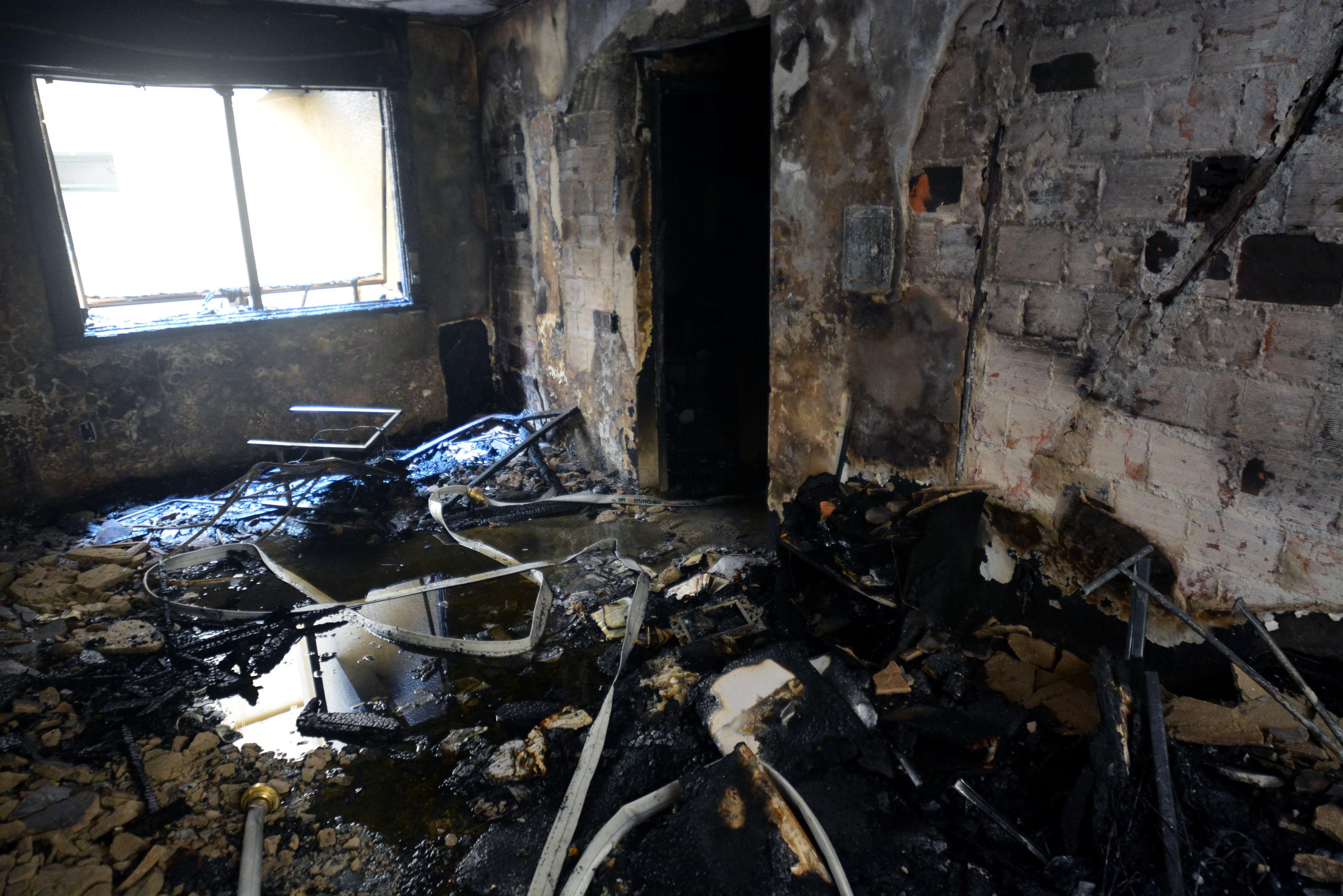 Chamas causaram destrui&ccedil;&atilde;o do apartamento da v&iacute;tima