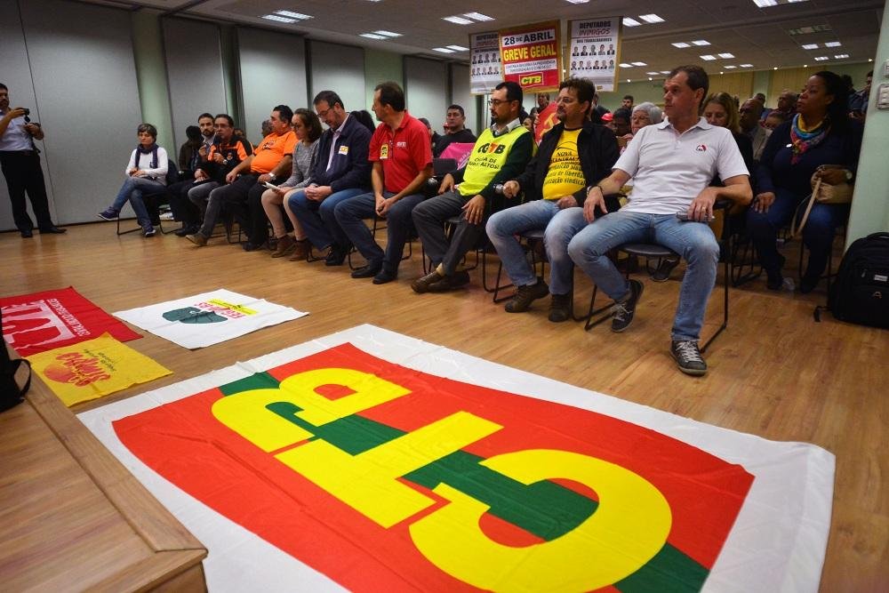 Centrais sindicais e movimentos sociais se reuniram nesta quarta-feira para definir &uacute;ltimos detalhes para greve geral na sexta