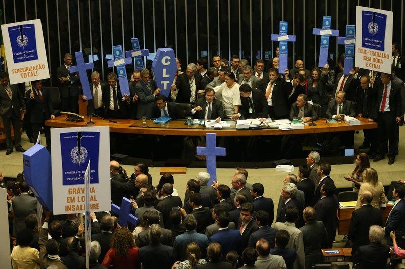 Proposta d&aacute; for&ccedil;a de lei a acordos de patr&otilde;es e empregados