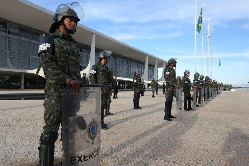 Caixas de papel&atilde;o continham itens como capacetes, escudos, armas e tubos de g&aacute;s