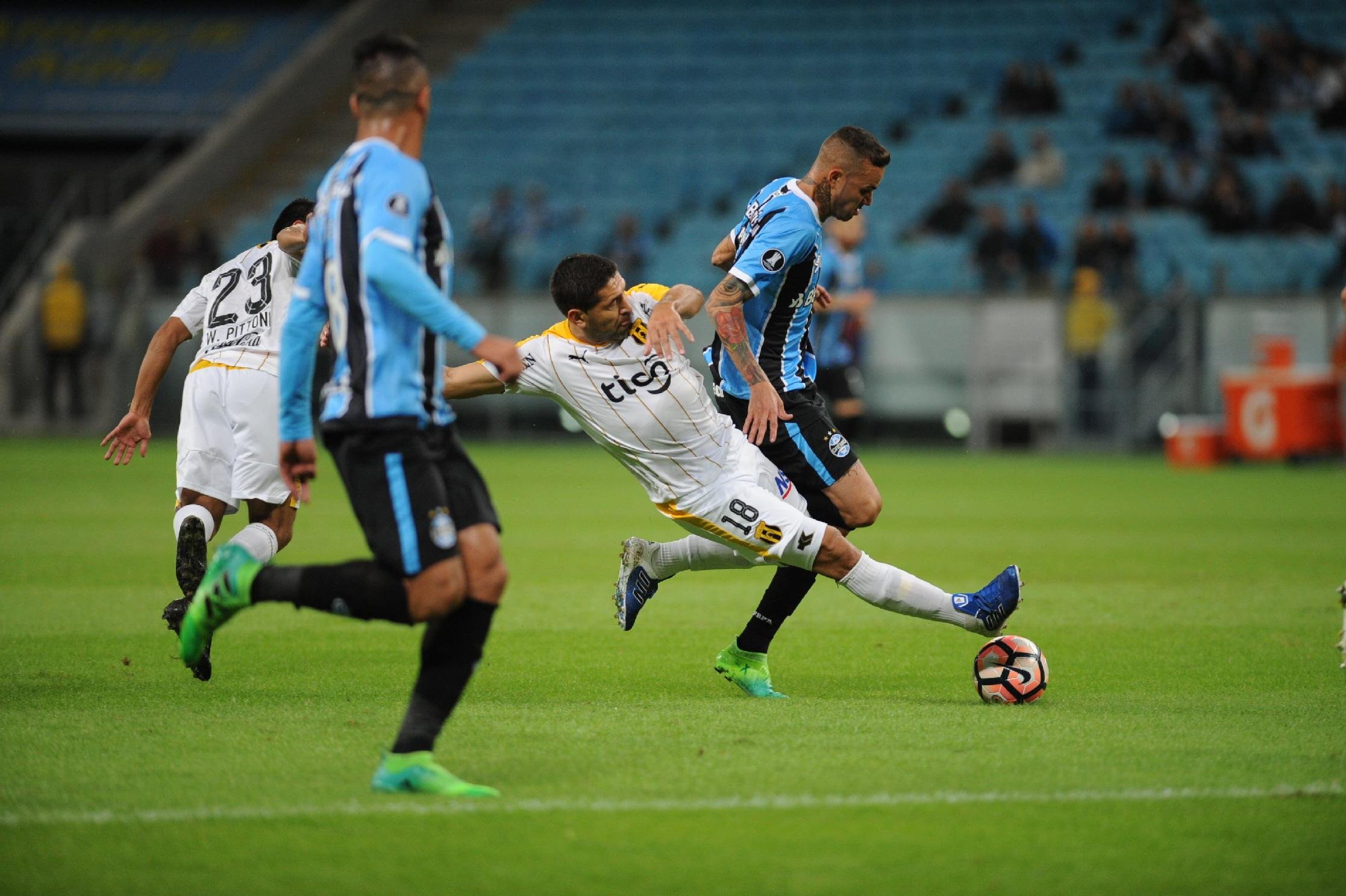 Odorico Roman v&ecirc; grupo do Gr&ecirc;mio forte, mas acena com refor&ccedil;os