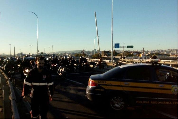 Na ponte do Gua&iacute;ba, manifestantes bloquearam rodovia	