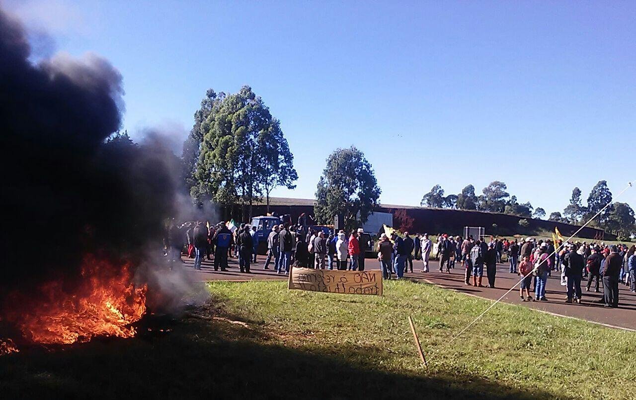 BR 386 &eacute; bloqueada em Boa Vista das Miss&otilde;es em protesto contra reformas do Governo Temer