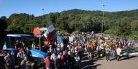 Várias pessoas participaram de manifestação na manhã desta sexta-feira na Serra gaúcha