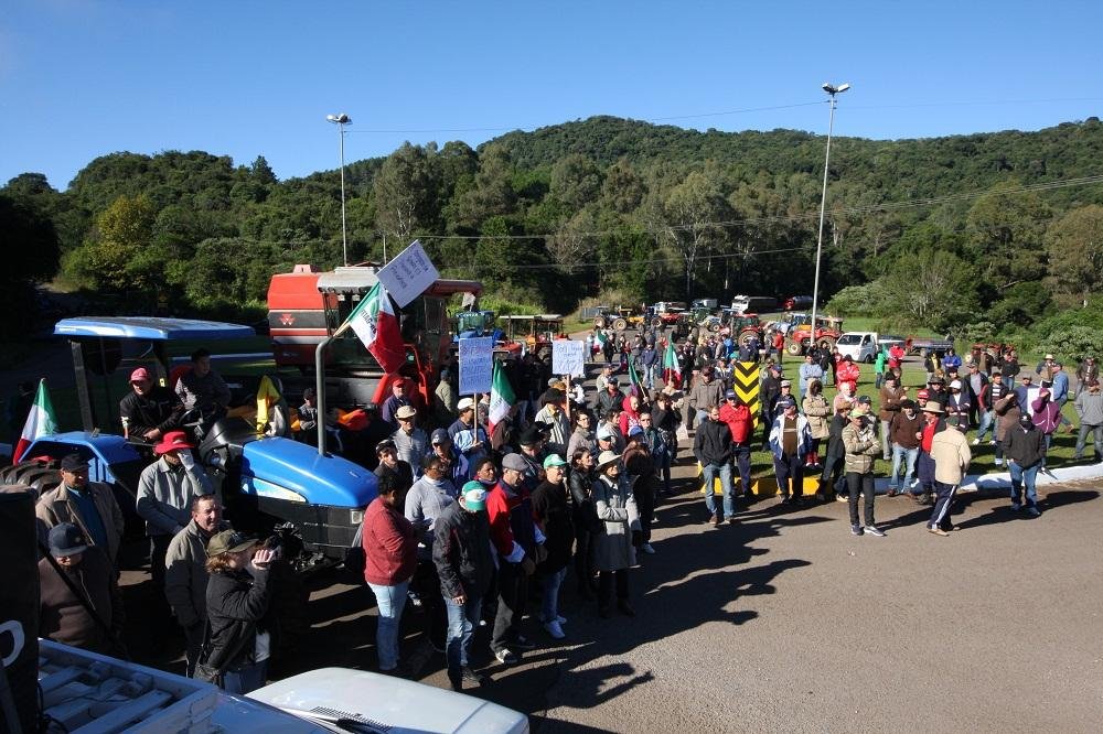 V&aacute;rias pessoas participaram de manifesta&ccedil;&atilde;o na manh&atilde; desta sexta-feira na Serra ga&uacute;cha