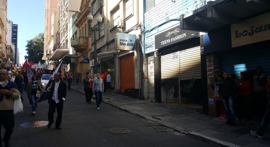 Com&eacute;rcio sofre impacto negativo com greve geral em Porto Alegre