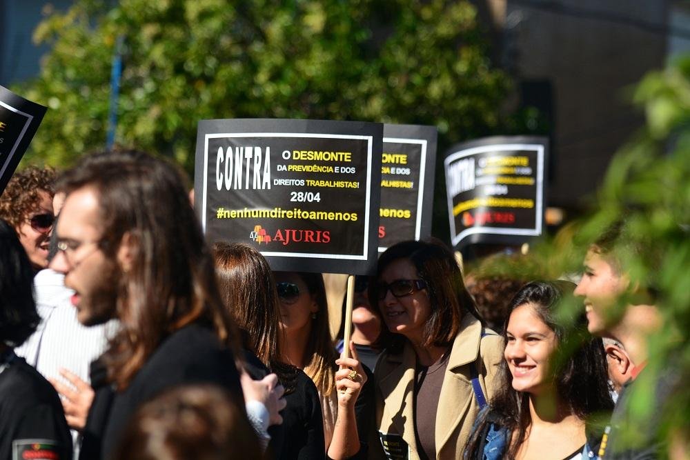Funcion&aacute;rios do Judici&aacute;rio de Porto Alegre tamb&eacute;m realizaram protestos em apoio a greve geral