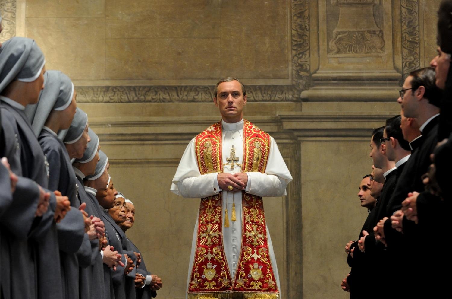 Jude Law interpreta Pio XIII, o primeiro papa americano da hist&oacute;ria