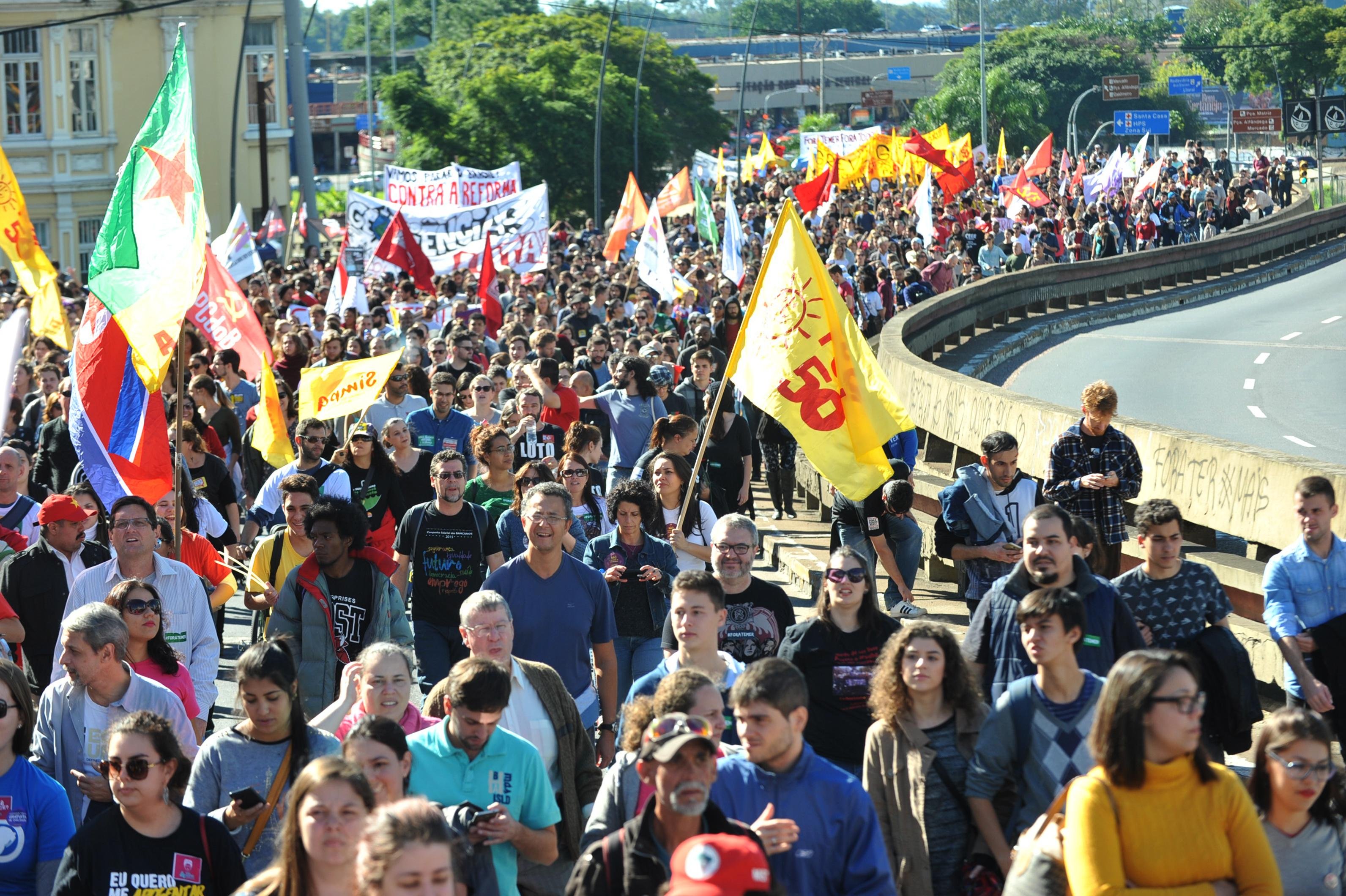 Protesto re&uacute;ne cerca de 20 mil em caminhada pelas ruas centrais de Porto Alegre