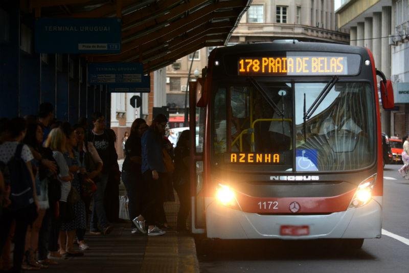 &Ocirc;nibus e trens voltam a circular em Porto Alegre ap&oacute;s greve geral