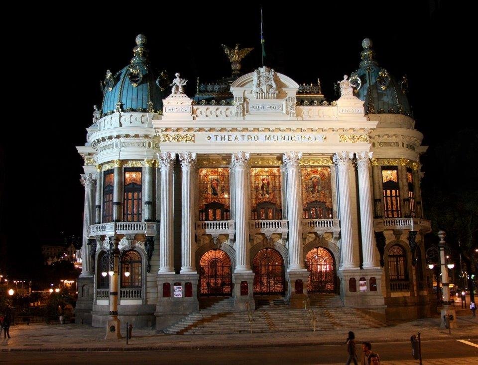 Inc&ecirc;ndio atinge Theatro Municipal do Rio de Janeiro 