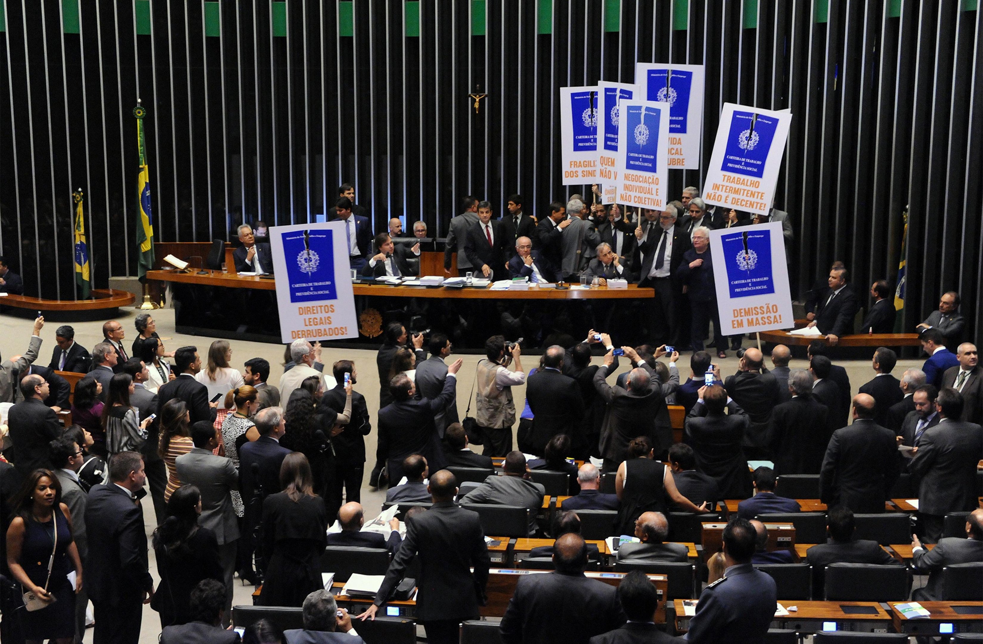Reforma trabalhista tramitou na C&acirc;mara e foi aprovada por 296 votos a 177