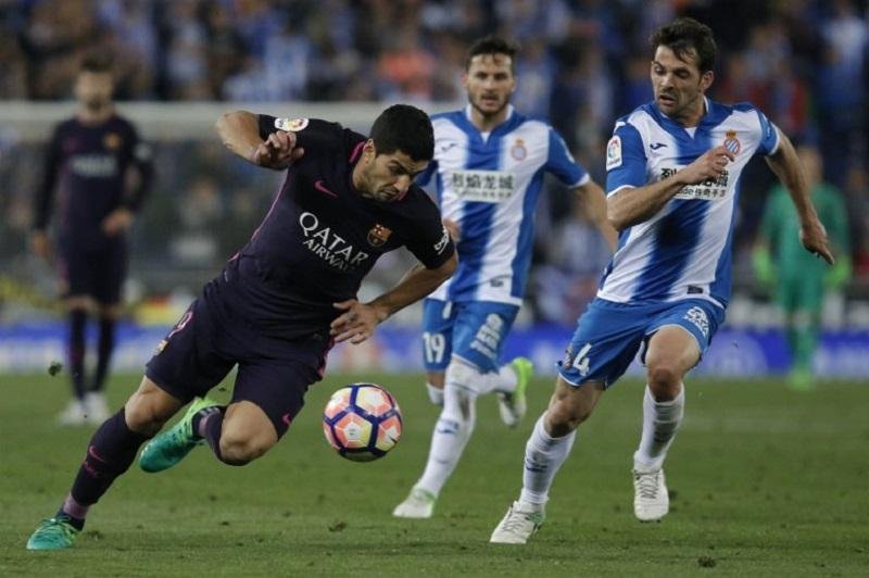 Su&aacute;rez aproveita falhas, marca dois e garante Barcelona na lideran&ccedil;a do Espanhol