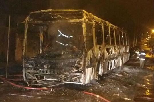 &Ocirc;nibus foi queimado na noite deste s&aacute;bado