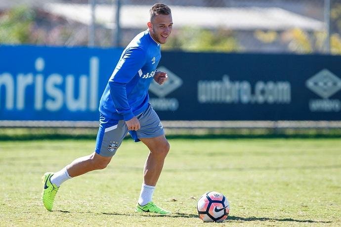 Arthur mant&eacute;m calma por titularidade no Gr&ecirc;mio