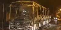 Ônibus foi queimado na noite deste sábado na rua Otávio Souza