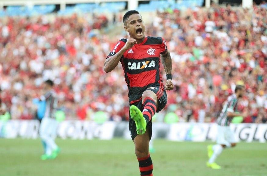 &Uacute;nico gol da partida saiu ap&oacute;s falha do zagueiro Renato Chaves, que furou a bola e deixou nos p&eacute;s do meia Everton para marcar