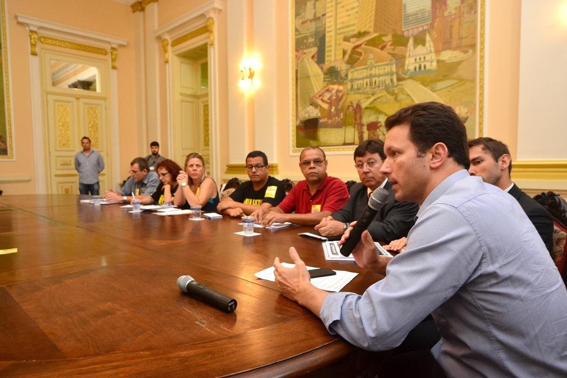 Prefeitura acena com possibilidade de n&atilde;o pagar sal&aacute;rios em dia em maio