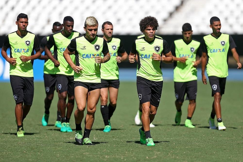 Embalado, Botafogo busca vit&oacute;ria sobre Barcelona-EQU para encaminhar vaga