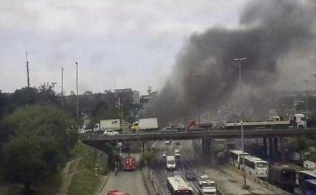 &Ocirc;nibus foram incendiados na avenida Brasil e Washington Luiz no Rio de Janeiro