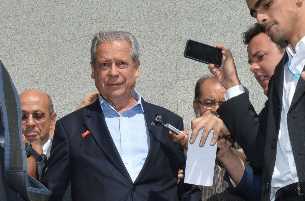 Jos&eacute; Dirceu ter&aacute; que entregar o passaporte e n&atilde;o poder&aacute; se comunicar com outros investigados