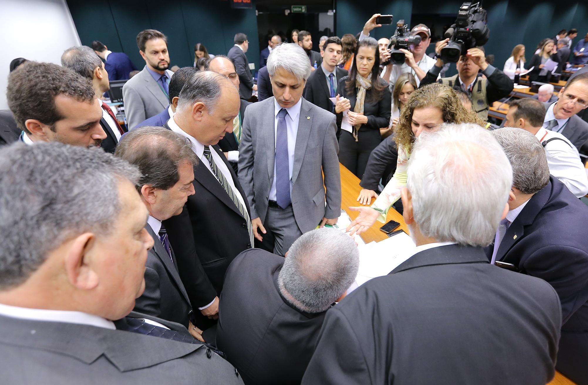 Sess&atilde;o da reforma da Previd&ecirc;ncia foi interrompida na noite desta quarta