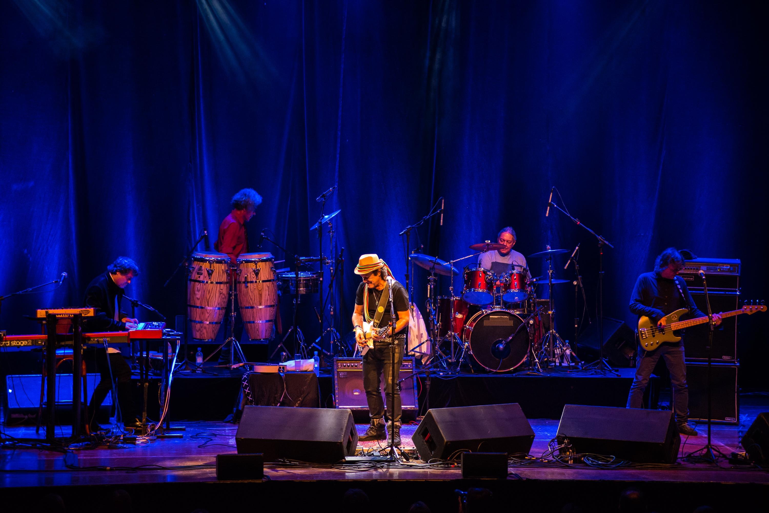 Banda se apresenta com sua forma&ccedil;&atilde;o original